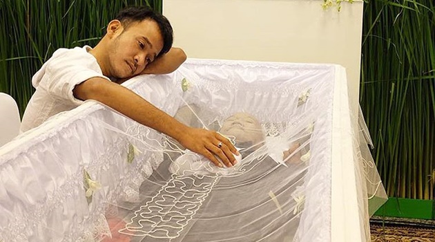 Foto: Masih Berduka, Ini yang Dilakukan Ruben Onsu Pasca Jenazah Ayah Dimakamkan