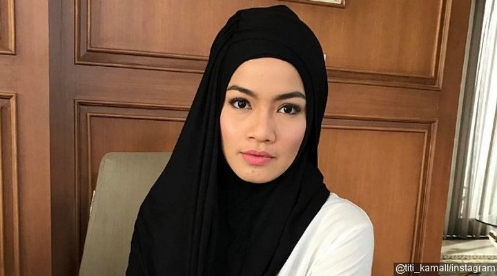 Foto: Ubah Penampilan, Titi Kamal Putuskan Pakai Hijab?