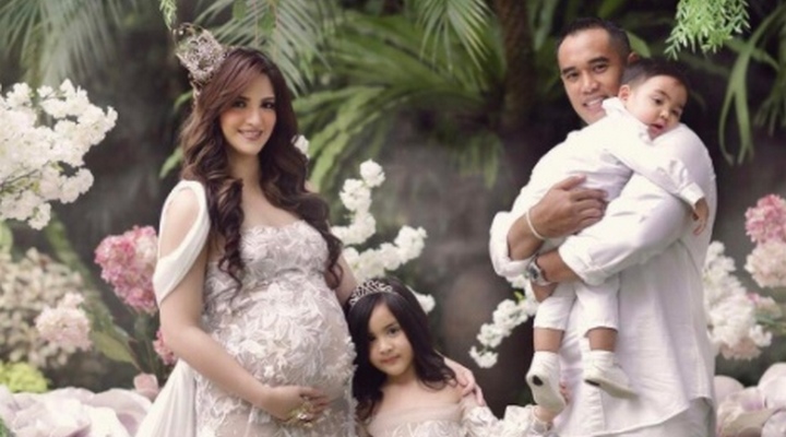 Foto Potret Kebahagiaan Nia Ramadhani Setelah Melahirkan Anak Ketiga