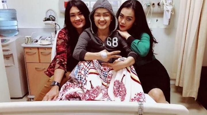 Usai Pose Julurkan Lidah, Jupe Dioperasi karena Pencernaan Lengket