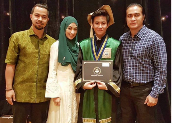 FOTO : Potret Bahagia Seleb Indo di Acara Wisuda Kelulusan Anak