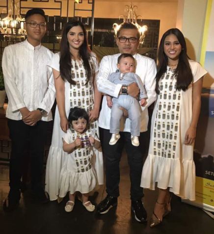 8 Seleb Indo Ini Tetap Cantik Pakai Baju Kembaran dengan Anak