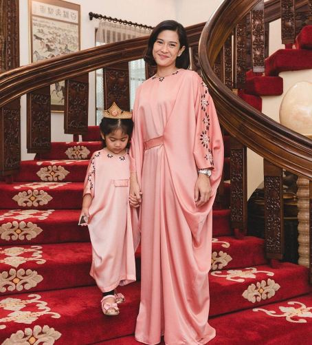 8 Seleb Indo Ini Tetap Cantik Pakai Baju Kembaran dengan Anak
