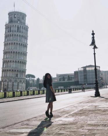  Berpose di Menara Pisa
