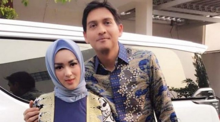 Foto: Foto Bareng 'Adek-Adekan' Tersebar, Alasan Sesungguhnya Lucky Hakim Gugat Cerai Tiara Dewi?