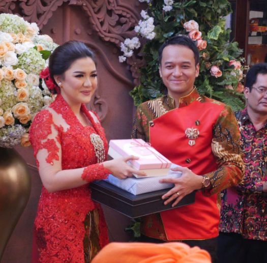 Ade Imam Memberikan Kado