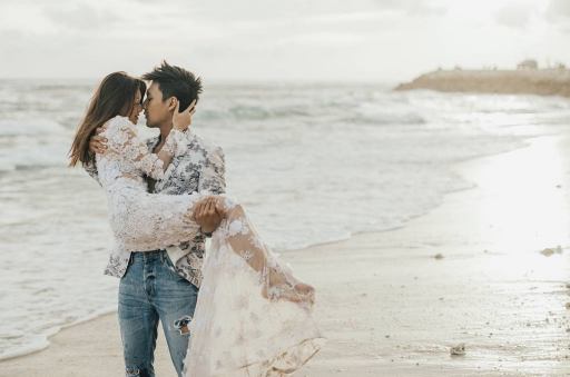 5400 Gambar Romantis Di Gendong Terbaik