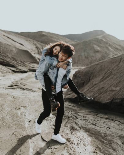 5400 Gambar Romantis Di Gendong Terbaik
