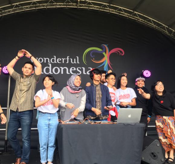  Menjadi Host di Indonesia Weekend