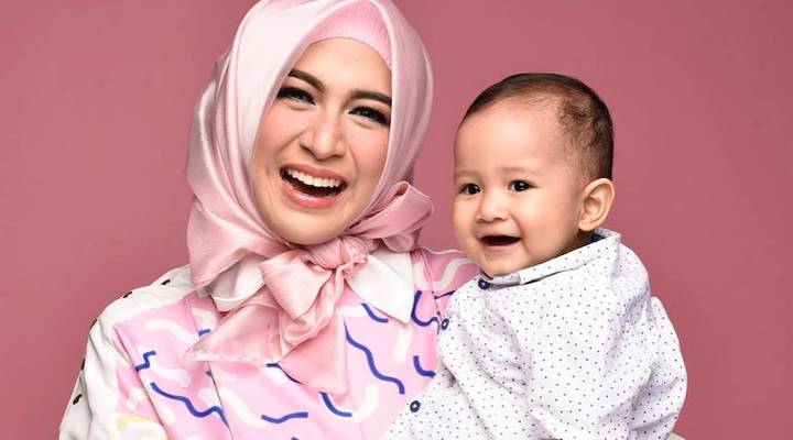Foto: FOTO : Pemotretan Bertema Pink, Gemasnya Putra Nina Zatulini dengan Berbagai Ekspresi