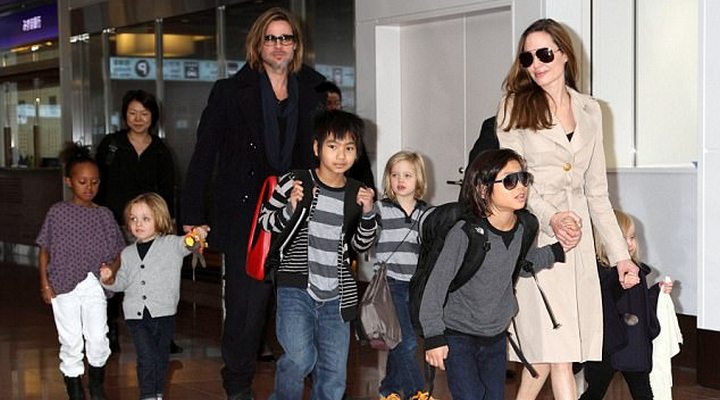 Foto: Angelina Jolie Urung Cerai Karena Brad Pitt Setuju Berhenti Mabuk? 