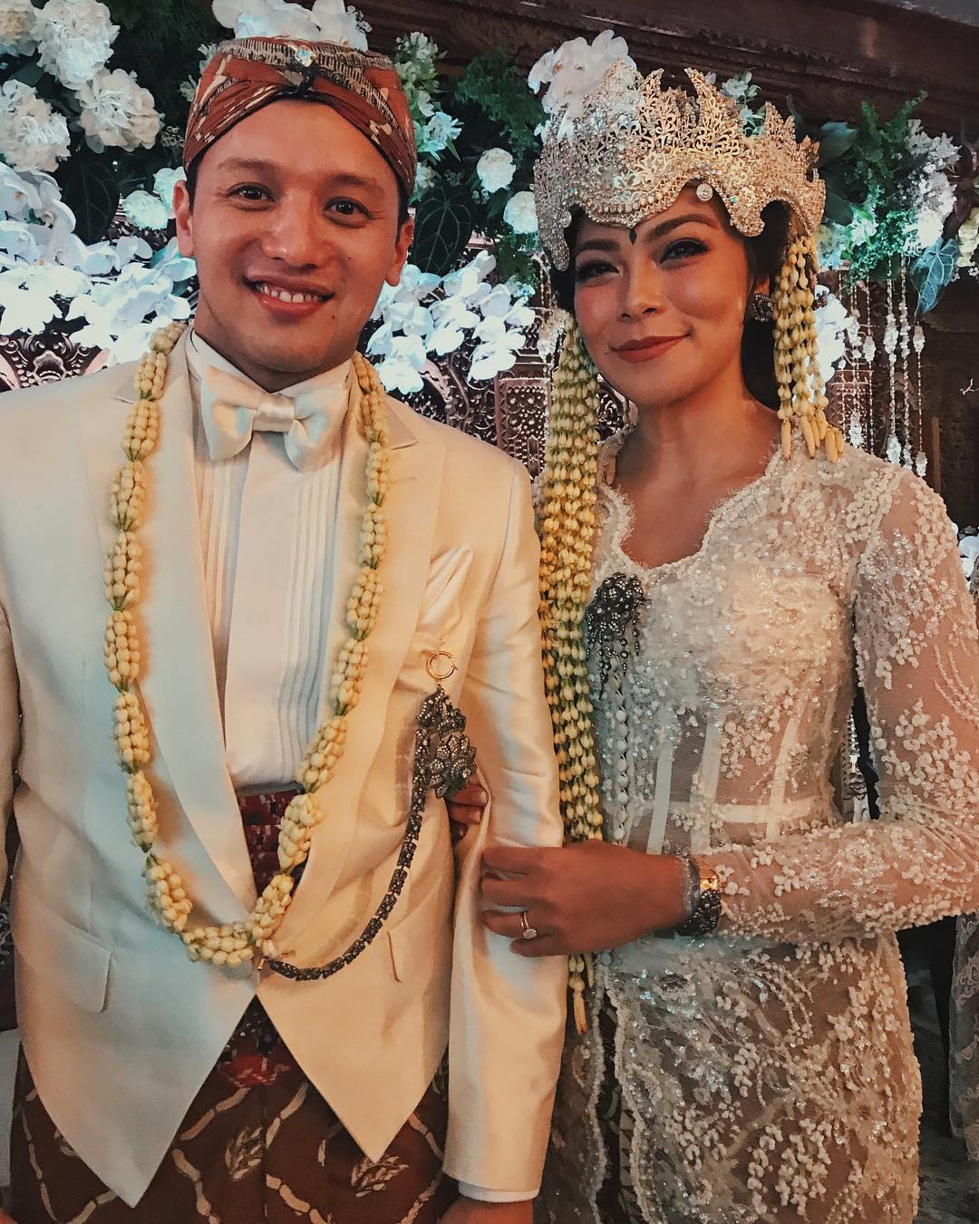 FOTO : Usung Adat Jawa, Pernikahan Moreno Soeprapto & Noorani Sukardi