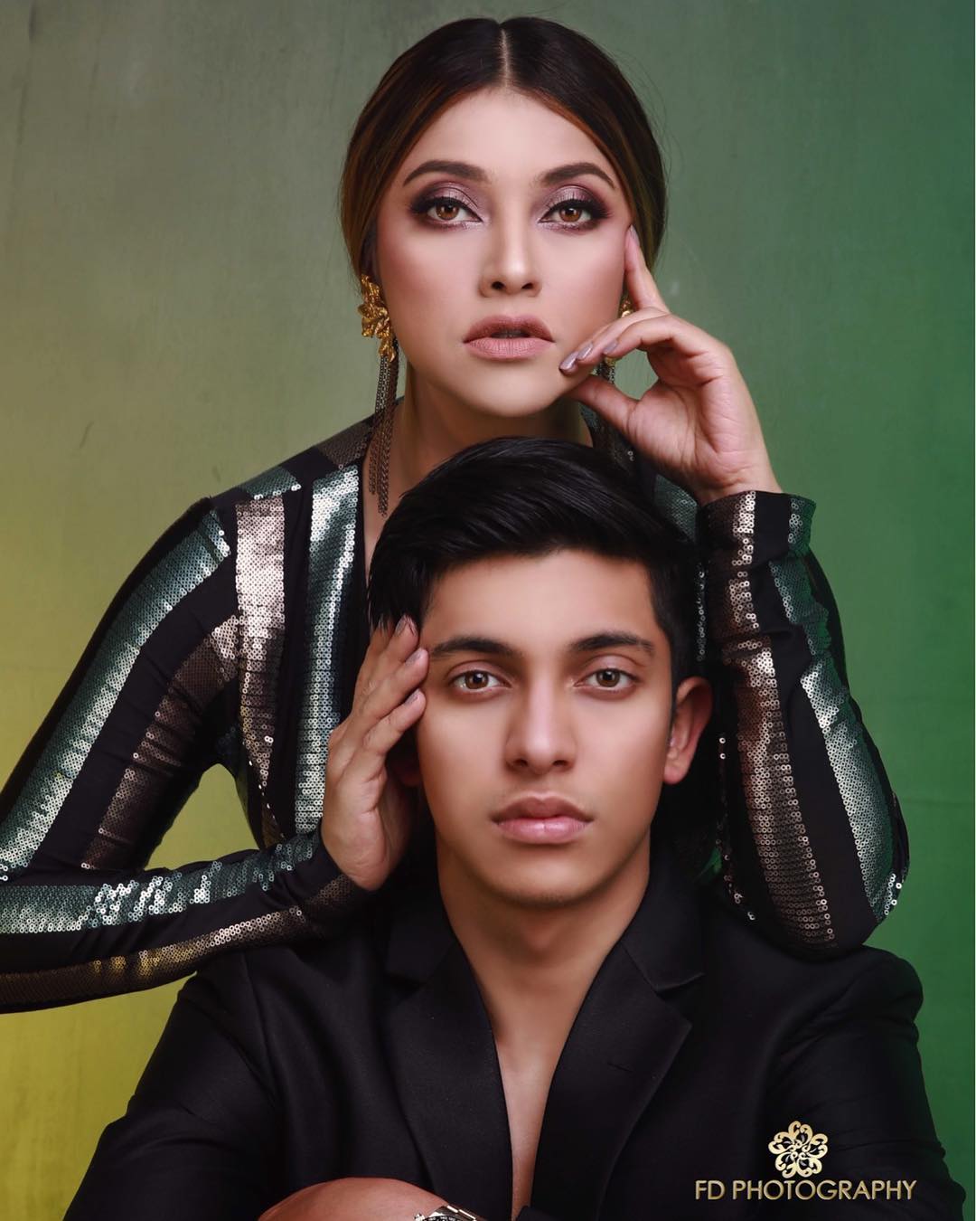 FOTO : Awas Terpesona Lihat Super Hot Mom Sarah Azhari Bareng Sang Anak
