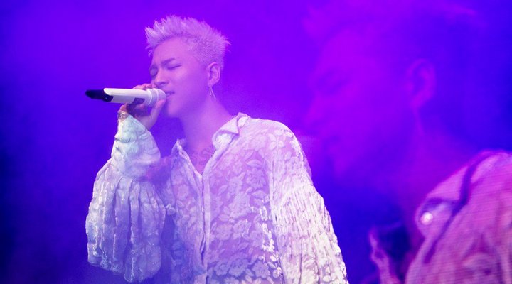 Foto: Buktikan Profesionalitas, Taeyang Tetap Lanjutkan Konser Meski Hidung Berdarah