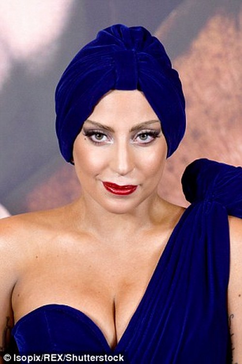 Lady GaGa Bergaya Vintage dengan Turban
