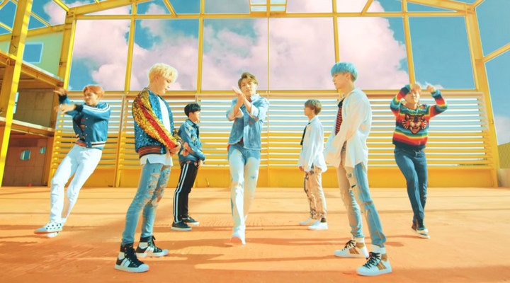 Foto: Cetak Sejarah Baru, MV 'DNA' Sukses BTS Sedot 10 Juta Viewers & 1 Juta Likes dalam Sekejap