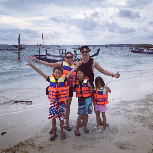  Keluarga Darius Sinathrya Siap Jelajahi Pulau Belitung