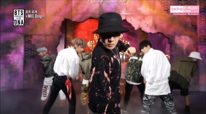 Foto: Bawakan 'MIC Drop' di Comeback Show, BTS Sukses Luluhkan Hati Netter 