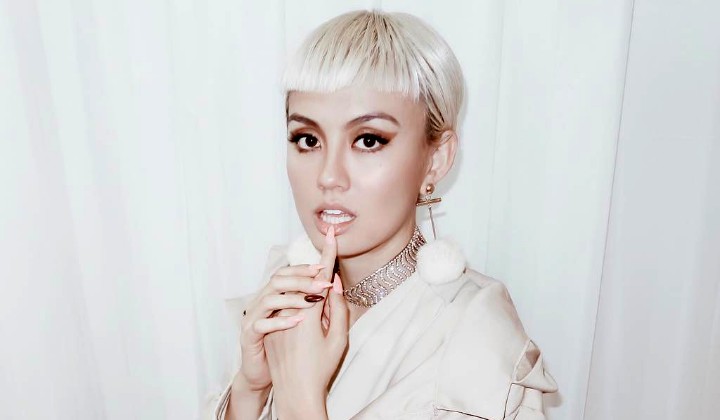 Heboh Busana Megah Agnes Monica di Single Terbaru 