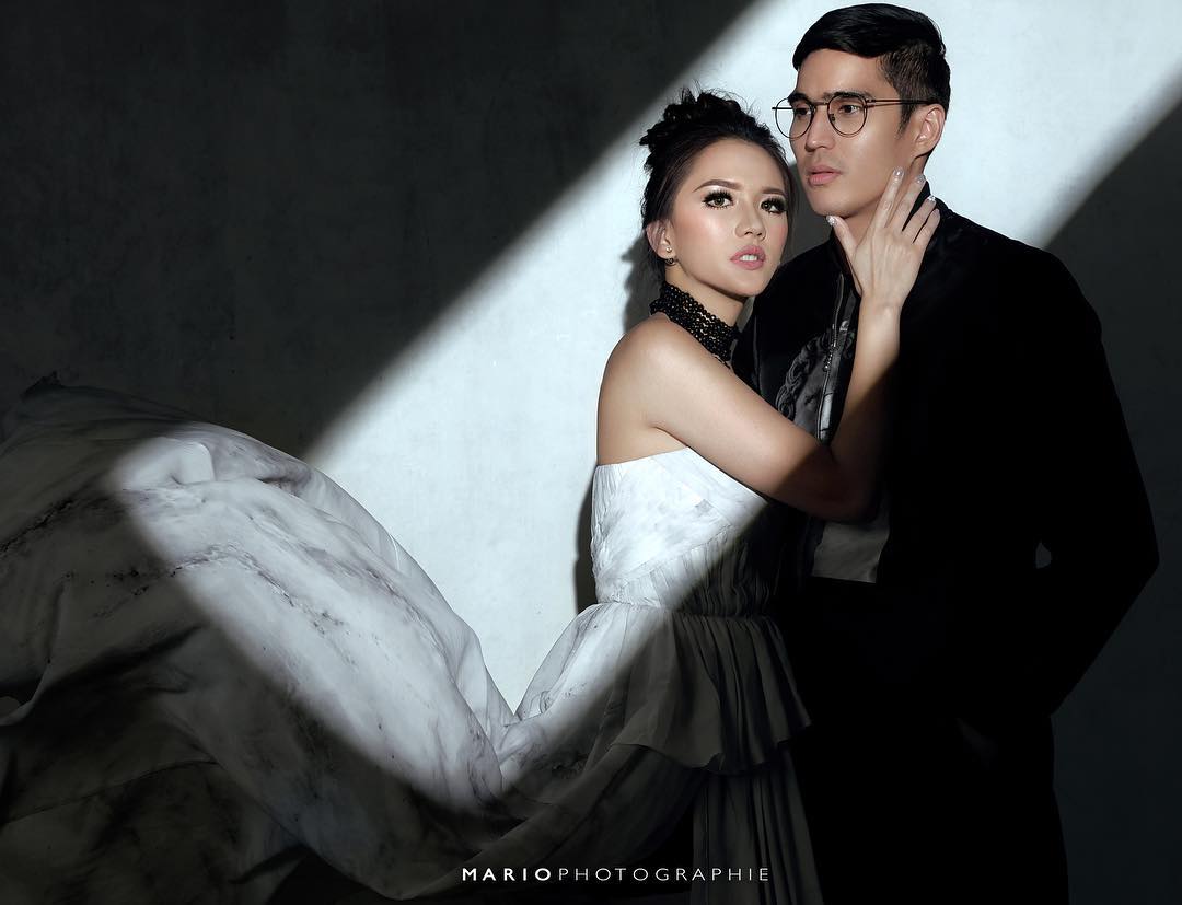 FOTO Berpelukan Di Kasur Mesranya Pre Wedding Kedua Marcel