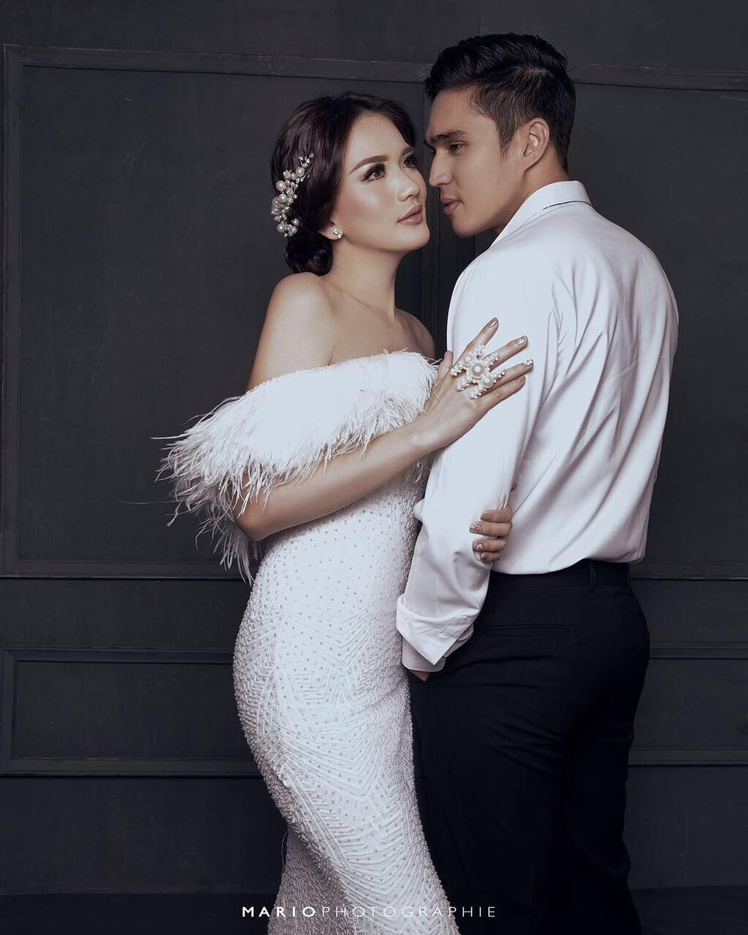 FOTO Berpelukan Di Kasur Mesranya Pre Wedding Kedua Marcel