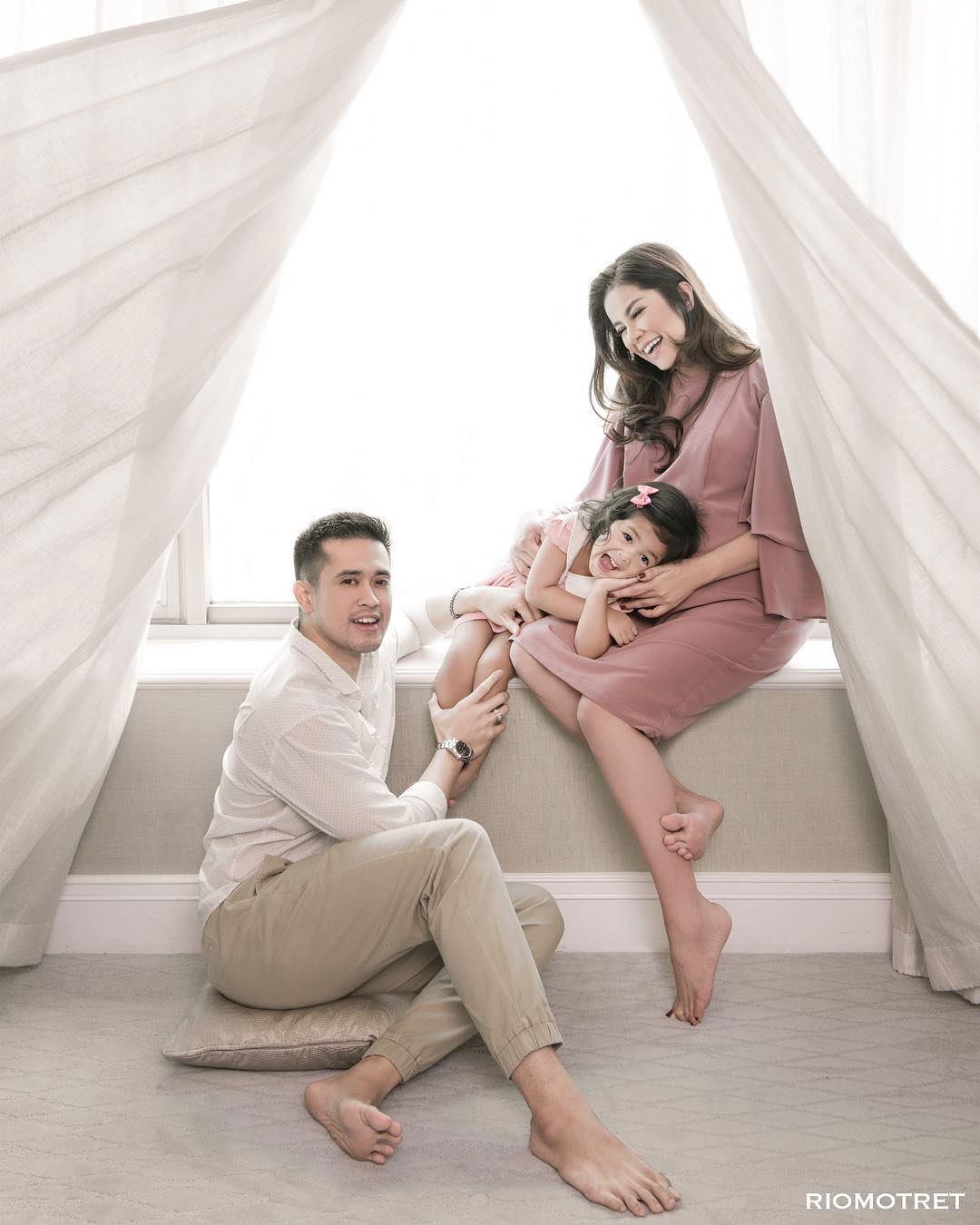 Berbaju Pink, Maternity Shoot Kedua Olla Ramlan Manis ...