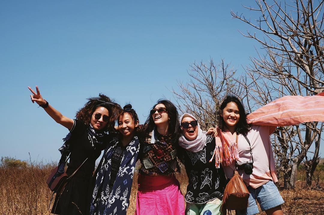Febby Rastanty Berpose dengan Sahabat