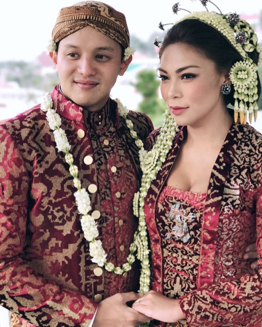 Berkonsep Jawa, 7 Potret Elegannya 'Ngunduh Mantu' Moreno Soeprapto