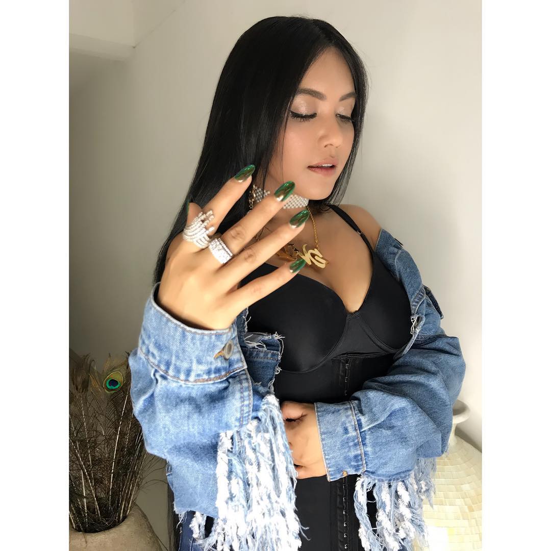 Pakai Baju Ketat dan Bra Diluar, Intip 7 Potret Gaya  Pakai Baju Ketat dan Bra Diluar, Intip 7 Potret Gaya