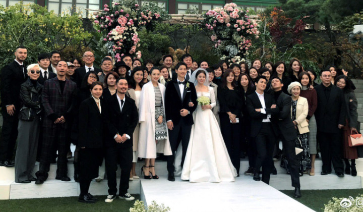Foto: Tidak Beli Sendiri, Ternyata Buket Bunga Pernikahan Song Hye Kyo Hadiah dari Temannya? 