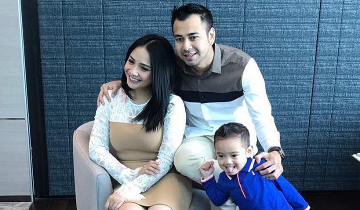 Raffi Ahmad-Nagita Slavina Tampil Mesra di Jepang 