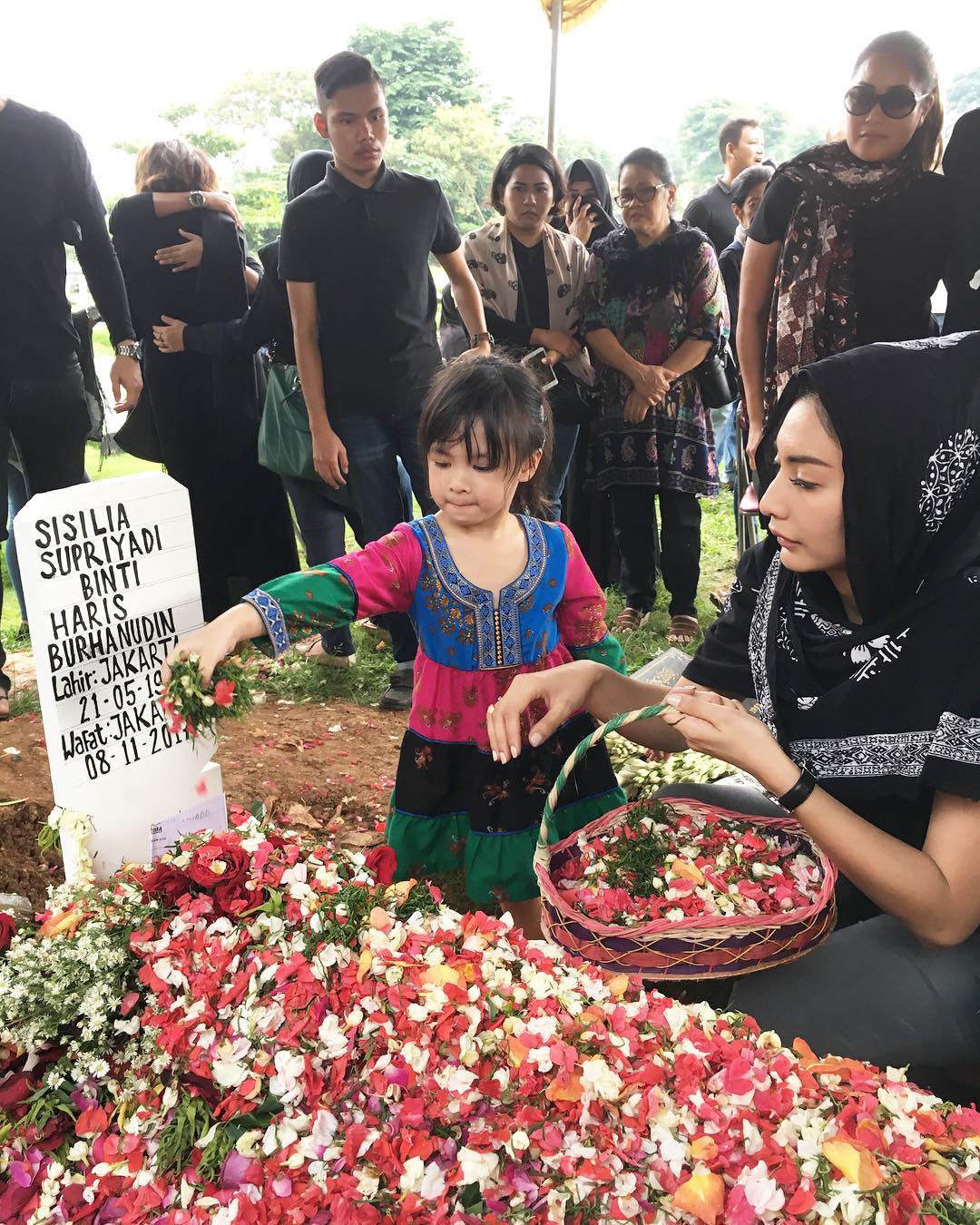 FOTO: Mengharu Biru, Tyas Mirasih Tak Kuasa Menahan Duka Kepergian Sang