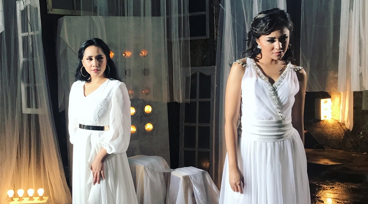 Foto: Nagita Slavina & Marshanda Remake Lagu 'Antara Ada dan Tiada' Demi Film 'The Secret'