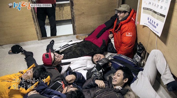 Foto: Member Tetap '1 Night 2 Days' Ikut Hadiri Upacara Pemakaman Terakhir Kim Joo Hyuk