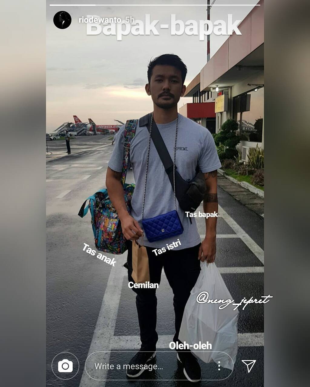 Rio Dewanto Jalan-Jalan Sambil Bawa Tas Cewek, Netizen 