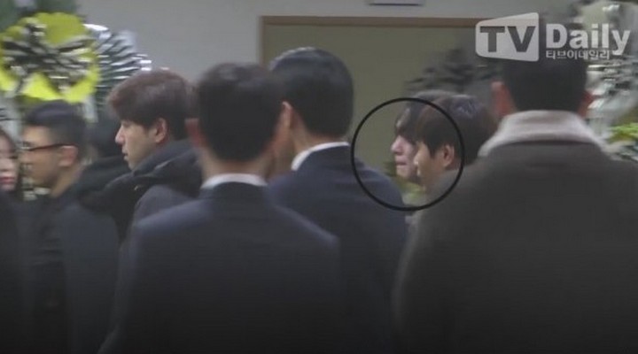Foto: Video Key SHINee Tangisi Pemakaman Jonghyun, Ada Super Junior