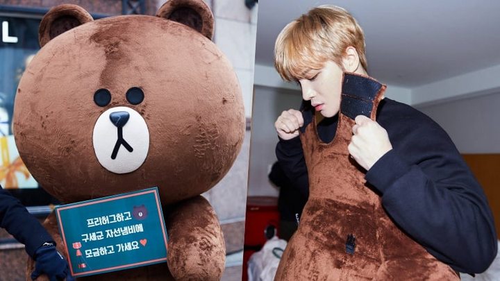 Foto: Pakai Kostum Beruang, Jaejoong JYJ Beri Pelukan Gratis Demi Amal