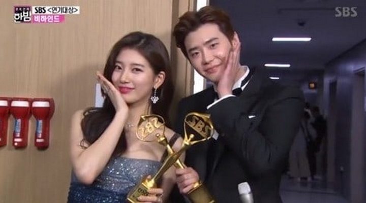 Foto: Menang 'Best Couple Award', Suzy-Lee Jong Suk Saling Goda di Belakang Panggung