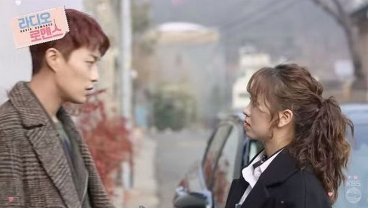Foto: Doo Joon & Kim So Hyun Bertemu di Trailer Perdana 'Radio Romance'
