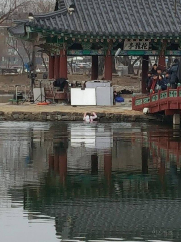 Kim So Hyun Syuting Dalam Air di Tengah Cuaca Dingin di Korea
