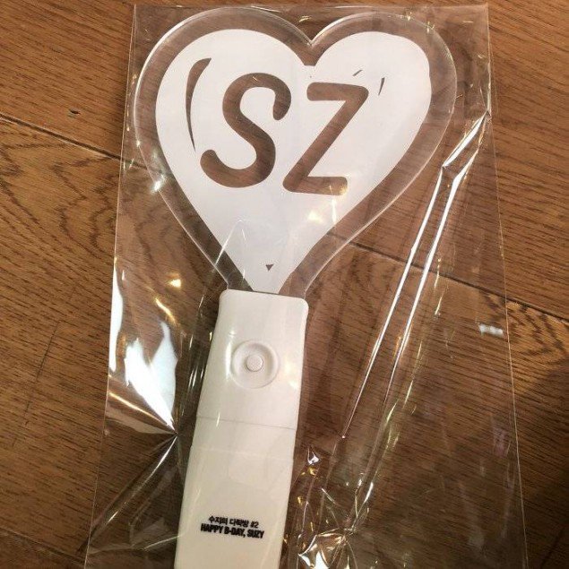 Suzy Berikan Lightstick Sebagai Hadiah Untuk Fans
