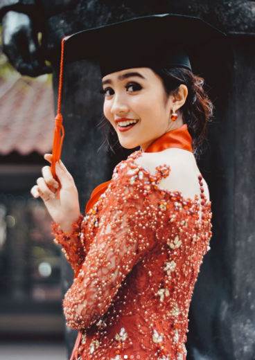FOTO Pesona Anggun nan Cantik Febby Rastanty Kala Wisuda FOTO Pesona Anggun nan Cantik Febby Rastanty Kala Wisuda