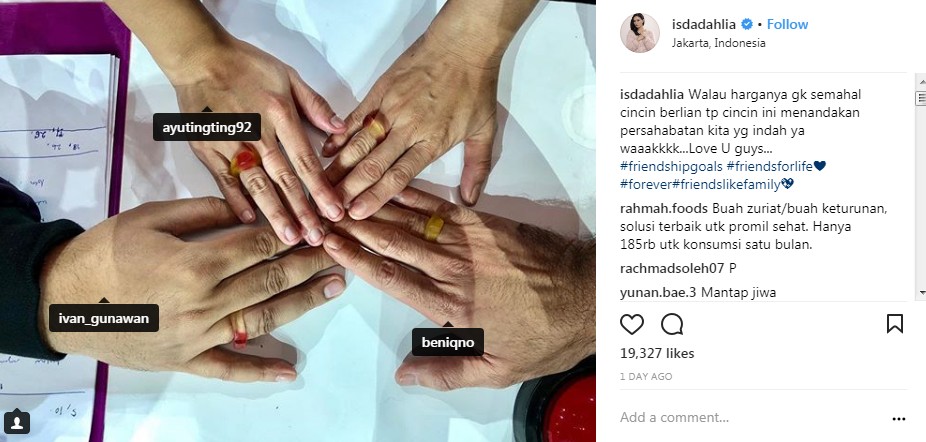 Iis Dahlia Tunjukkan Foto Tangannya dan Ketiga Sahabatnya Menggunakan Cincin Couple