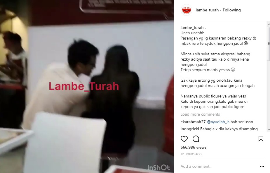 Rezky Aditya Tampak Berbisik Pada Teman Wanita