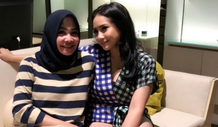 Hasil gambar untuk foto nagita bersama ibunya