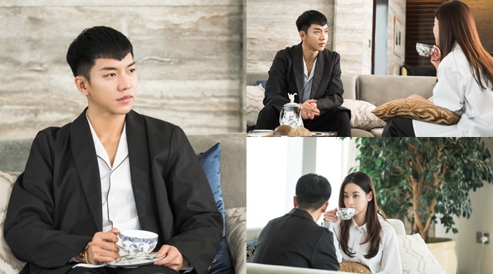 Lee Seung Gi dan Oh Yeon Seo Tampak Menikmati Secangkir Teh Bersama di Sofa Ruang Tengah