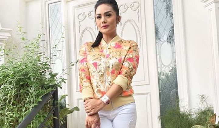 Tampil Cantik dengan Gaya Rambut Baru dan Pakaian Seksi, Krisdayanti Jadi Sorotan