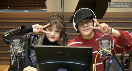 Lee Hyun Saat Tampil di Acara Radio Ji Suk Jin