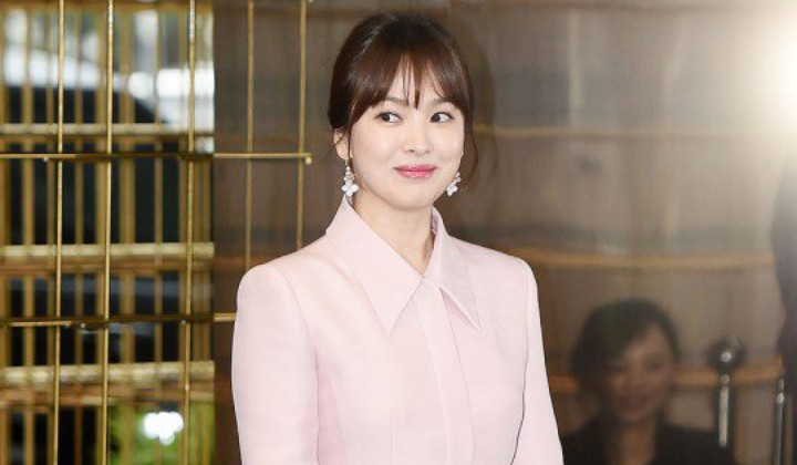Foto: Cantik Menawan Dibalut Dress Merah Muda, Song Hye Kyo Gemukan? 