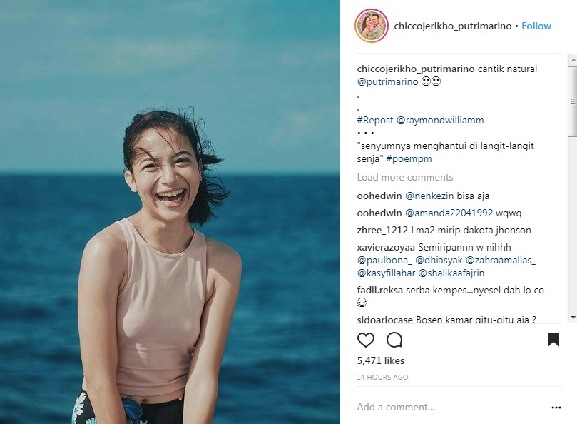 Putri Marino Tersenyum Lebar dengan Background Pemandangan Laut